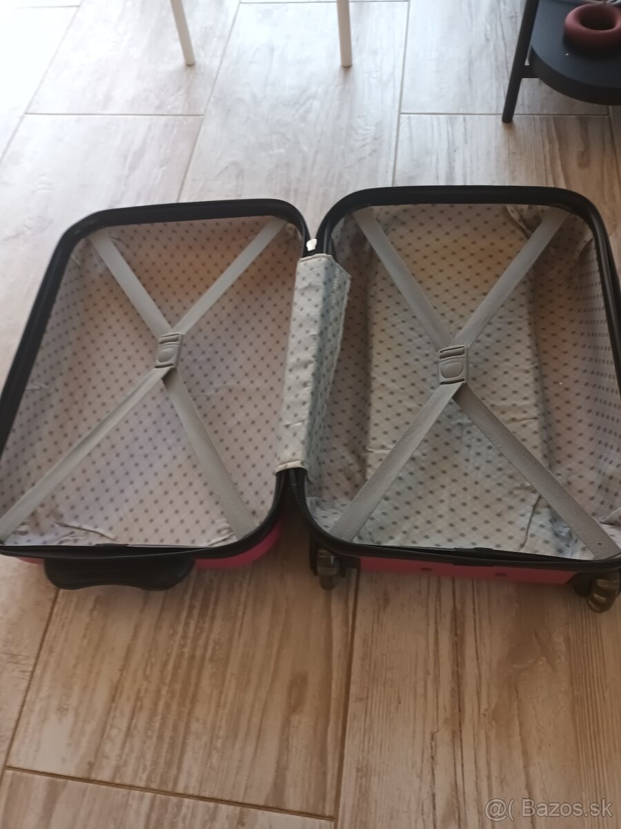 Dievčenský ružový kufor