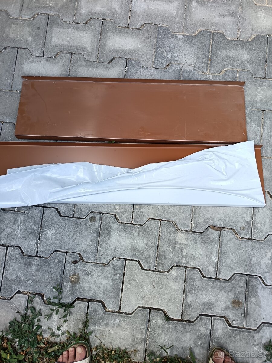 Predám dva nové plechové parapety.