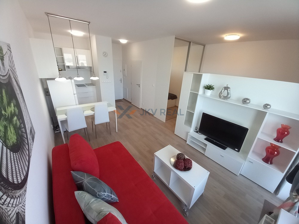 Svetlý 1-izbový byt s balkónom a parkovaním