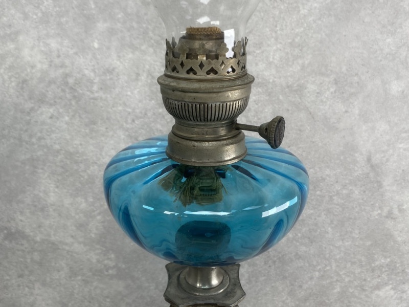 Starožitná petrolejová lampa ,modré sklo