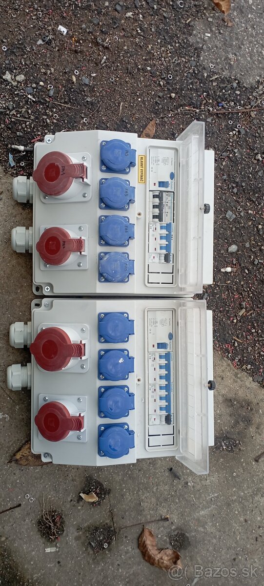 Zásuvkovy rozvádzač