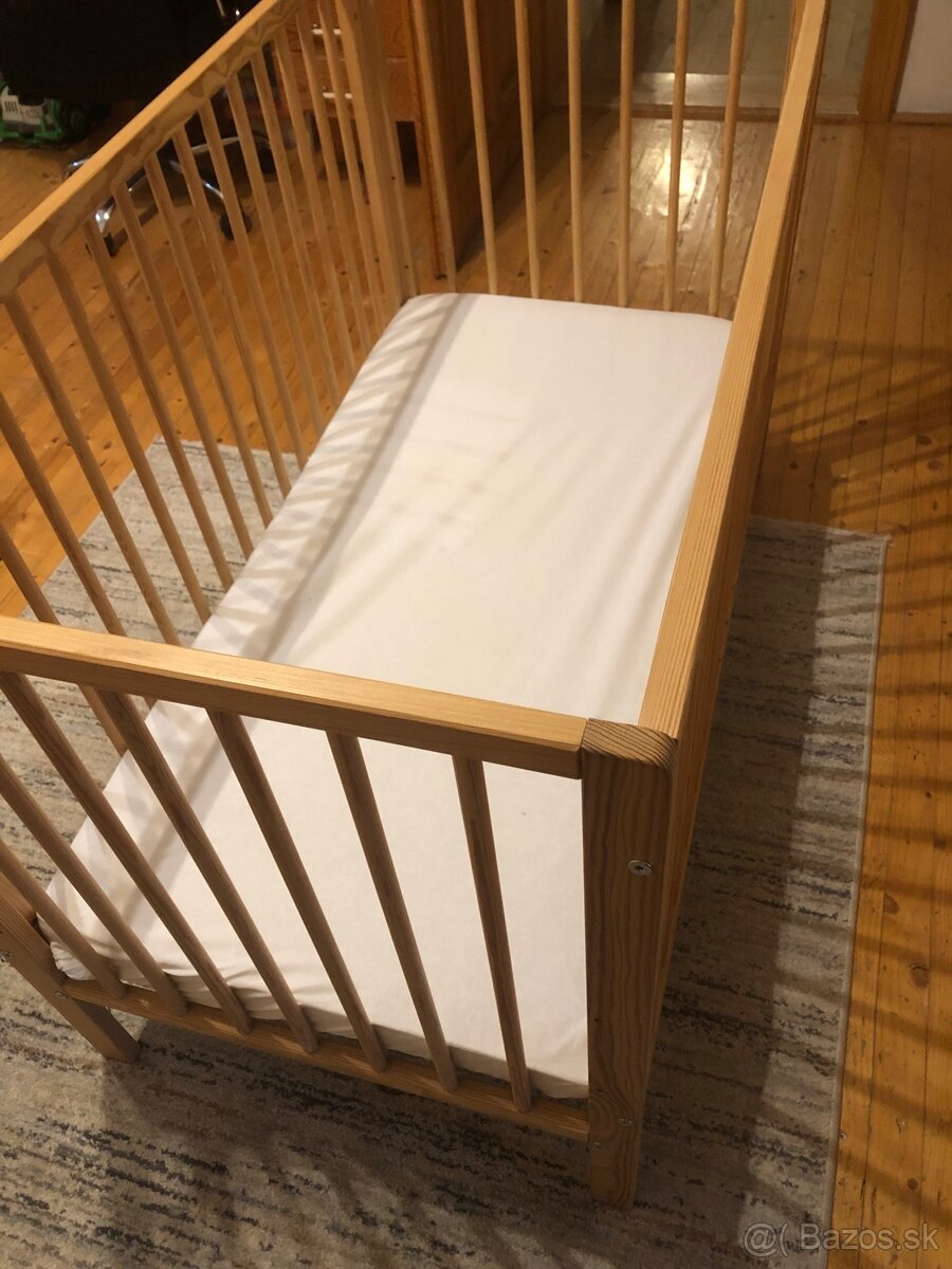 Drevená detská postieľka