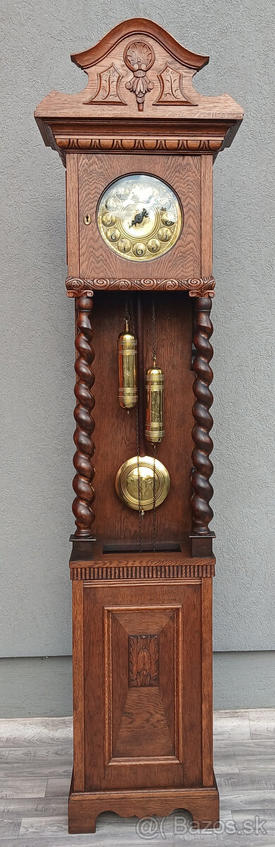 Hodiny podlahové starožitné.