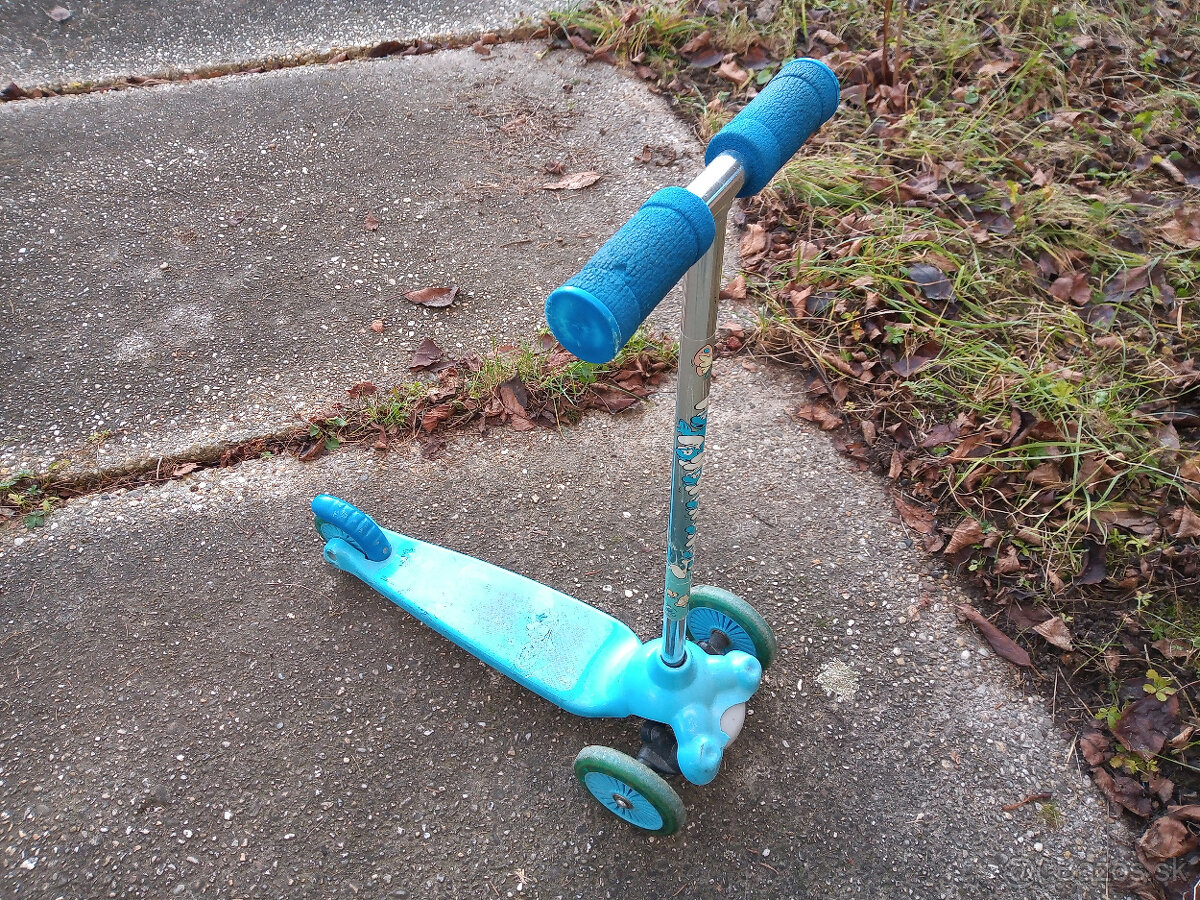 modra trojkolesova kolobezka