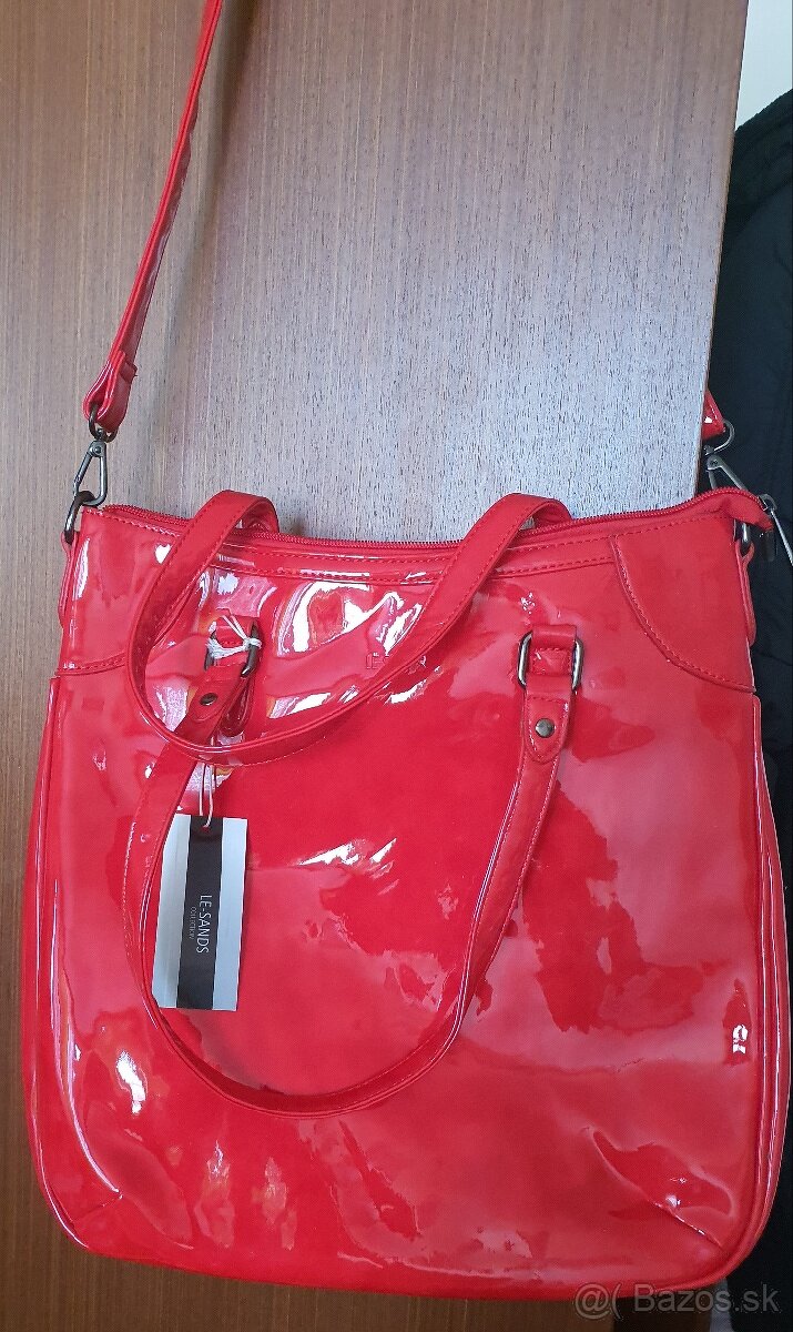 Červená lakovaná kabelka