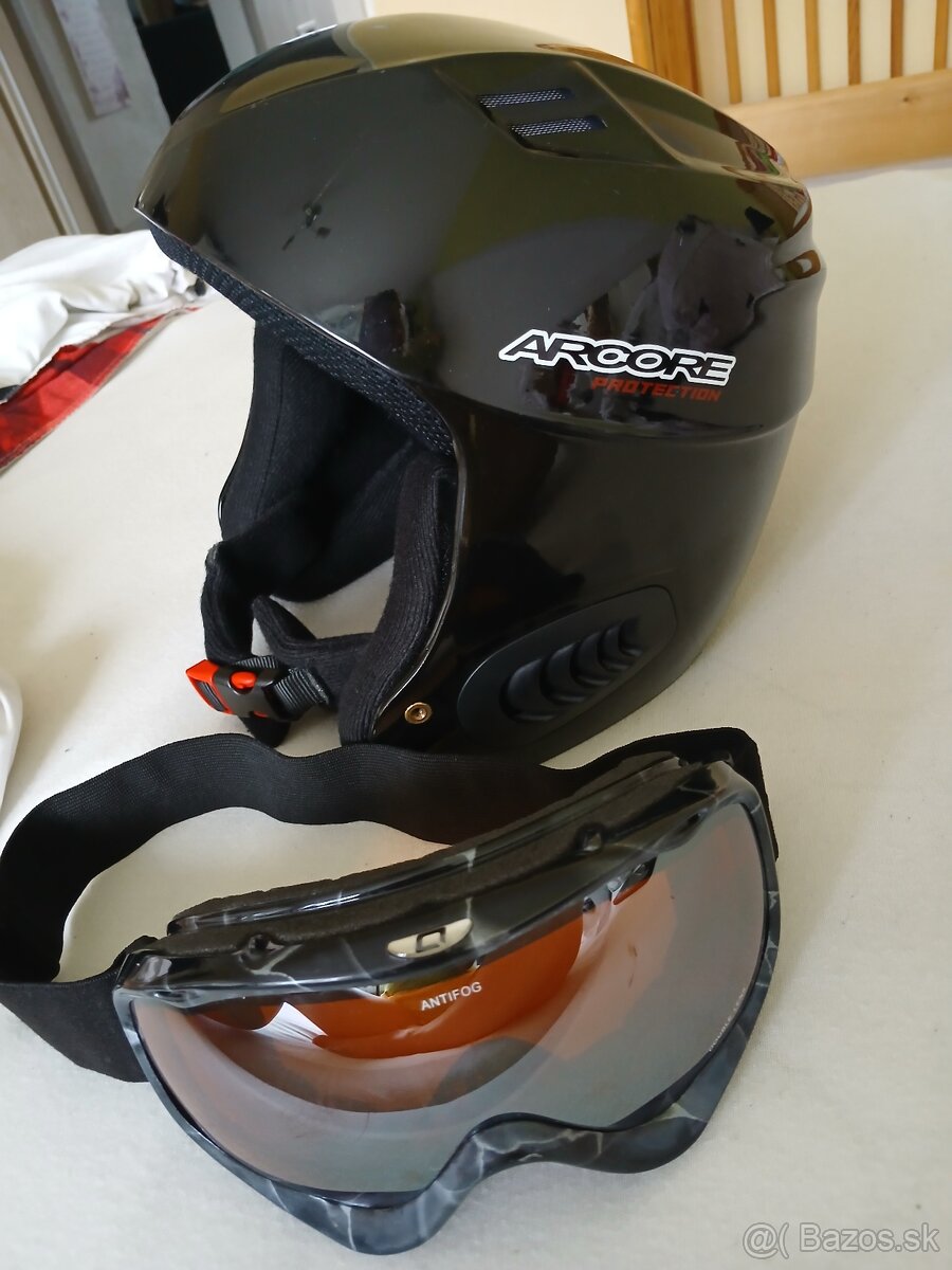 Prilba a okuliare na snowboard