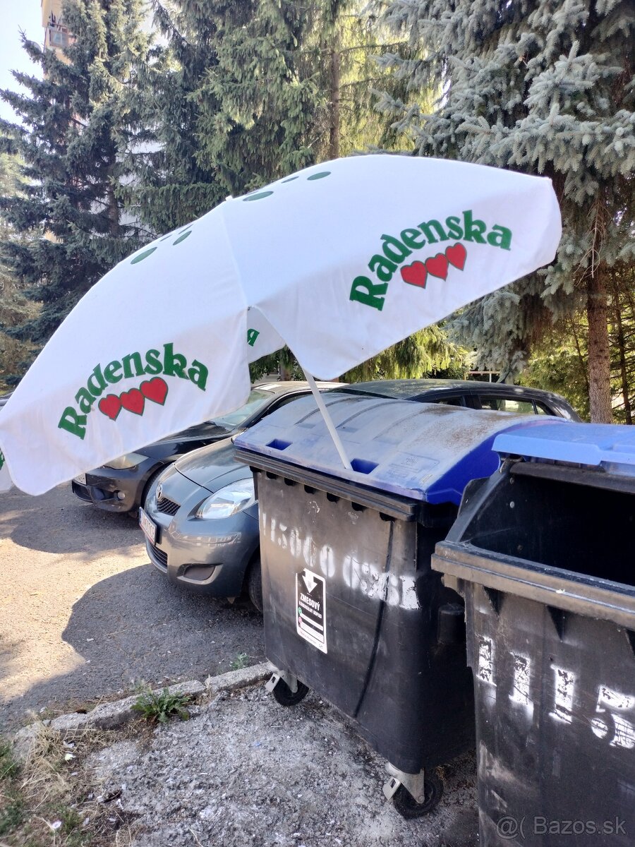 Predám zachovalý, nepoškodený slnečník.