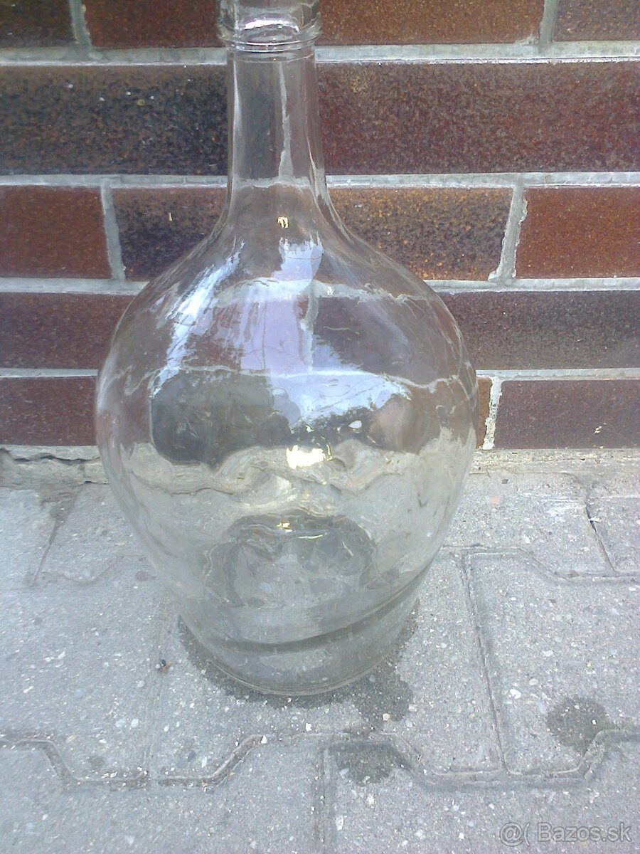 Demižony ,hasiaci prístroj ,  bandasky.....