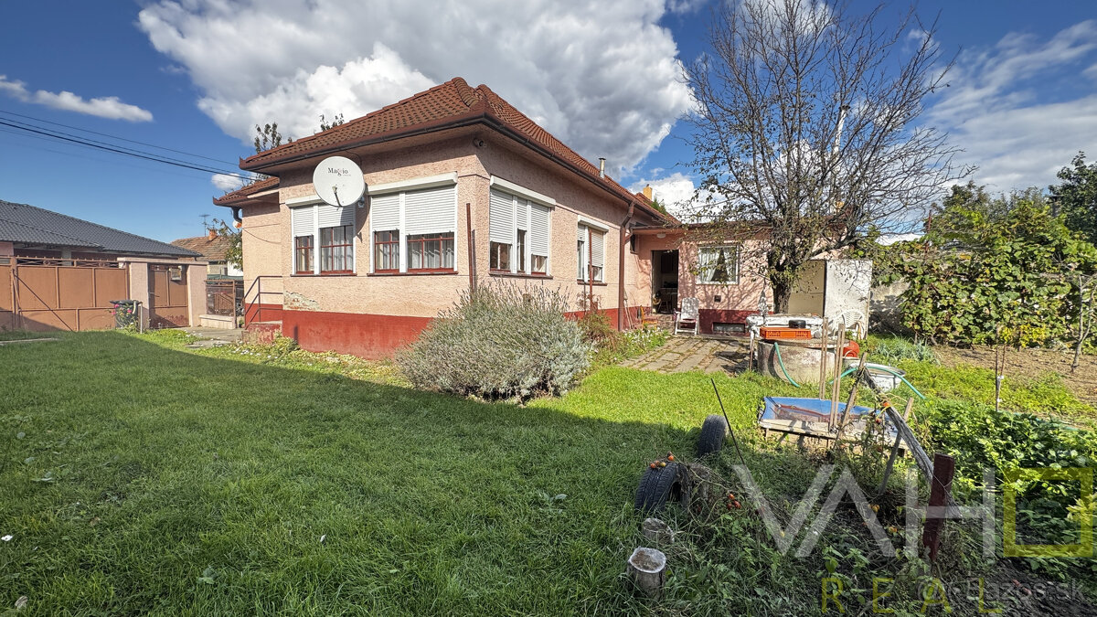 🏡 Na predaj: tehlový rodinný dom s veľkým pozemkom v obci Vá