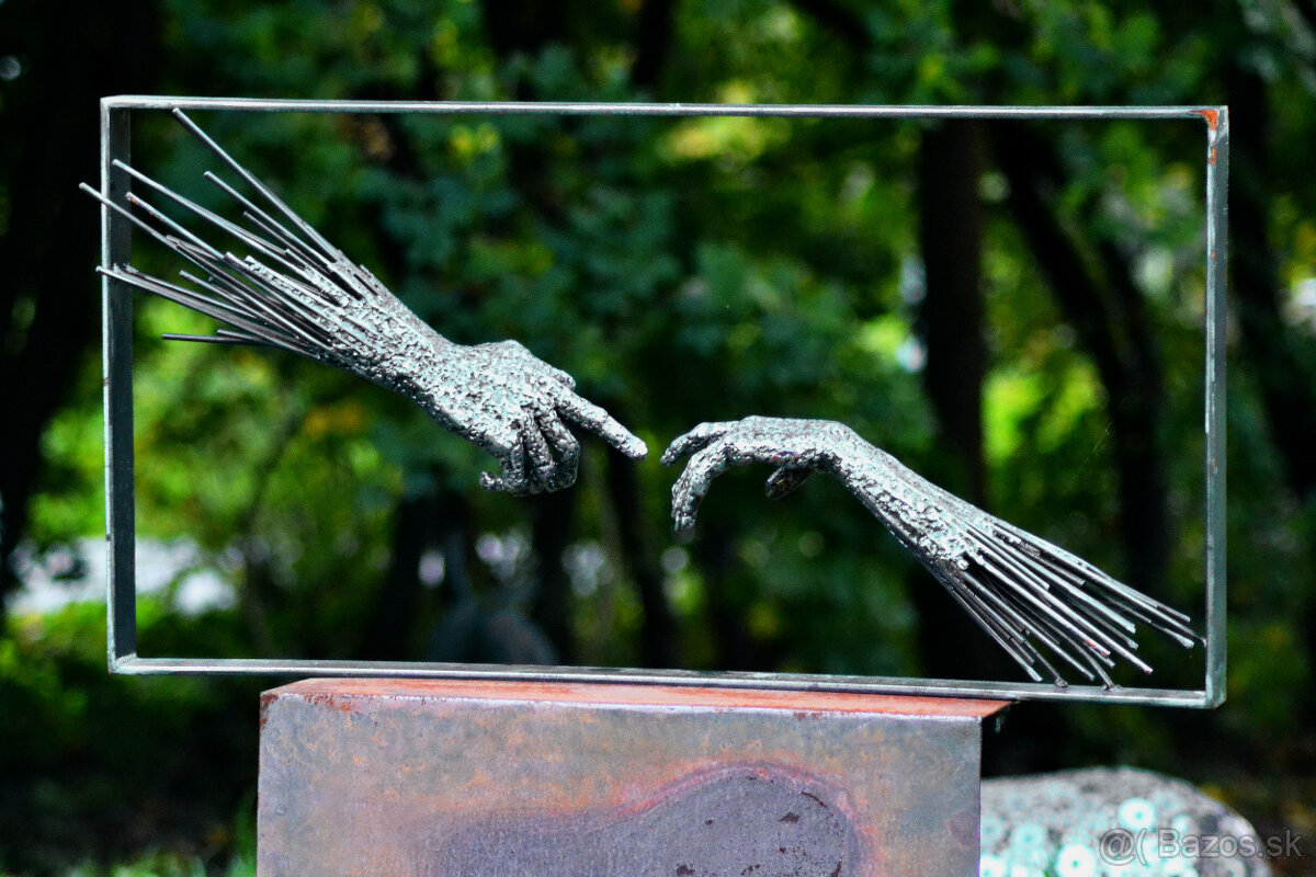 Ocelová plastika "Božský dotek" - originální umělecké dílo