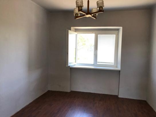 IBA U NÁS Na predaj starší 2-izbový rodinný dom s garážou  