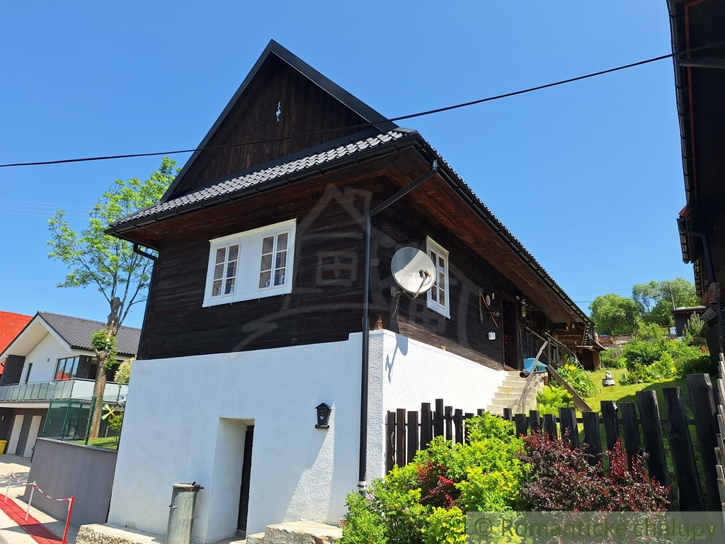 Tradičná drevenica pripravená pre chalupárov, na pozemku s