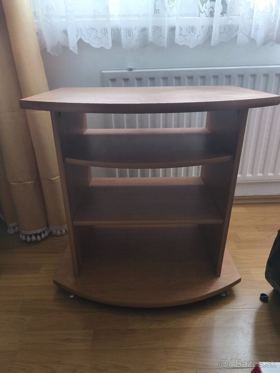 Stolík na televízor