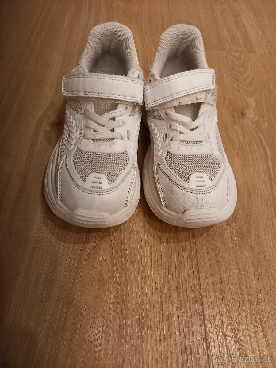 Posuniem dievčenské tenisky veľkosť 34