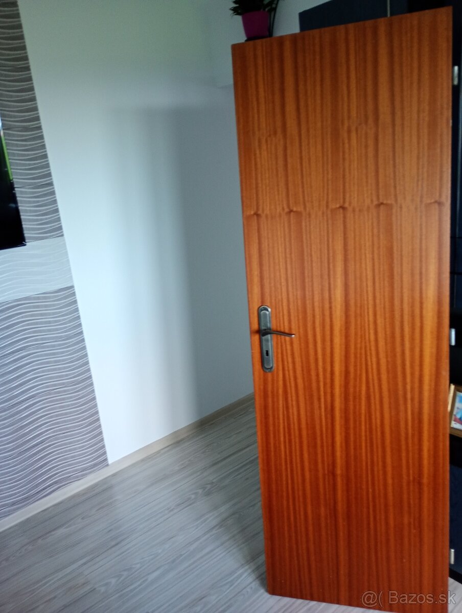 Predám 60 cm dvere 2 ks L a P mi