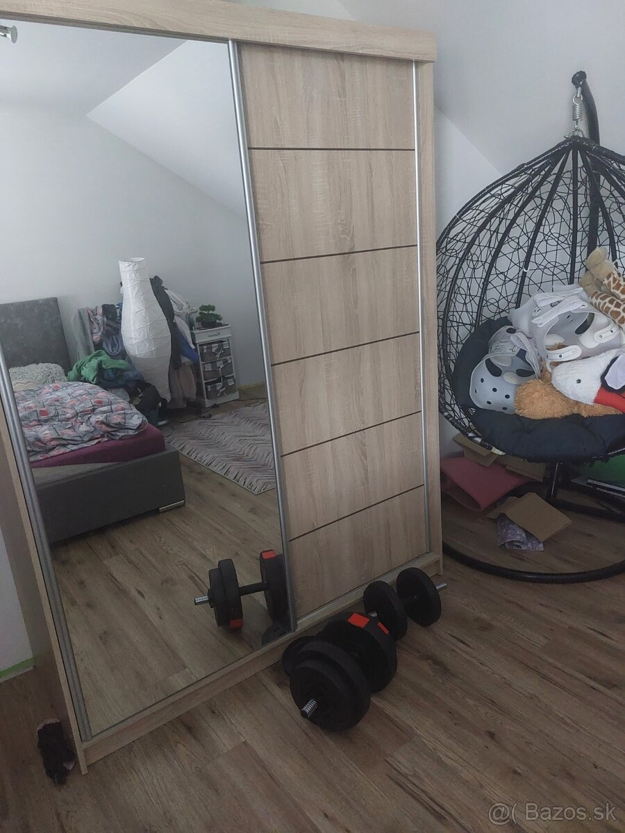 Skriňa s posuvnými dverami