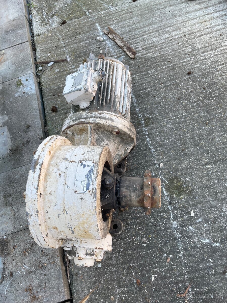Motor s prevodoukou
