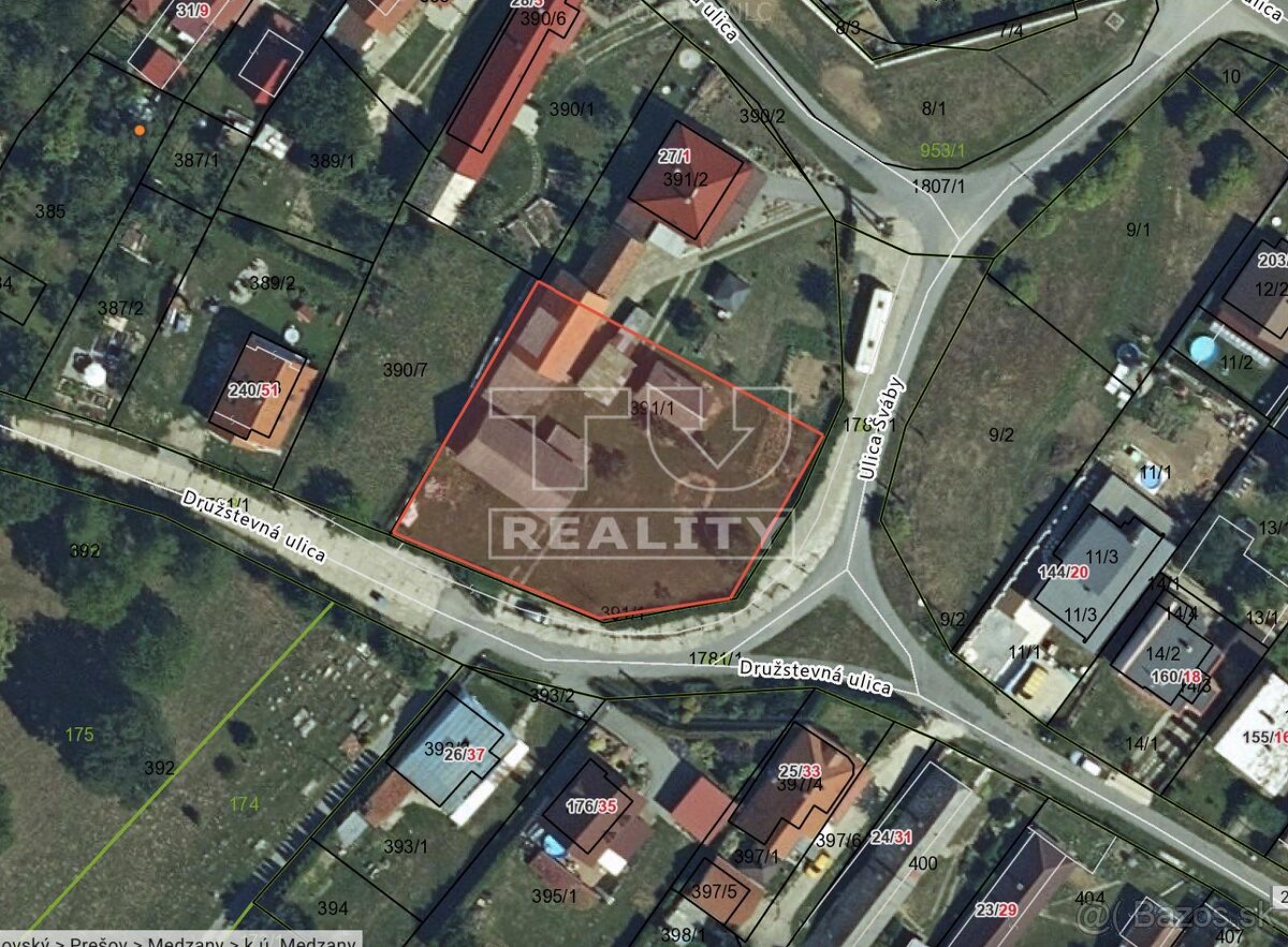 Exluzívny stavebný pozemok obklopený zeleňou