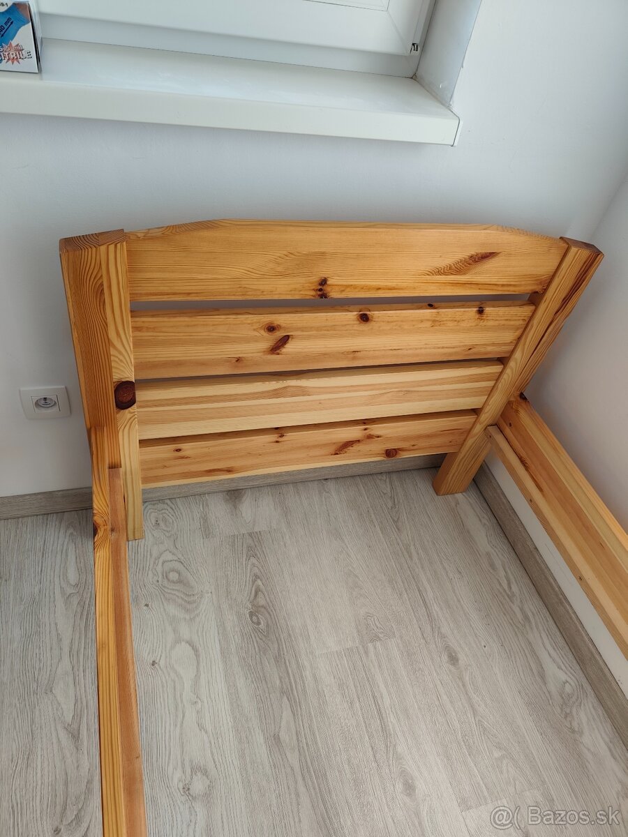 Drevená posteľ s úložným priestorom