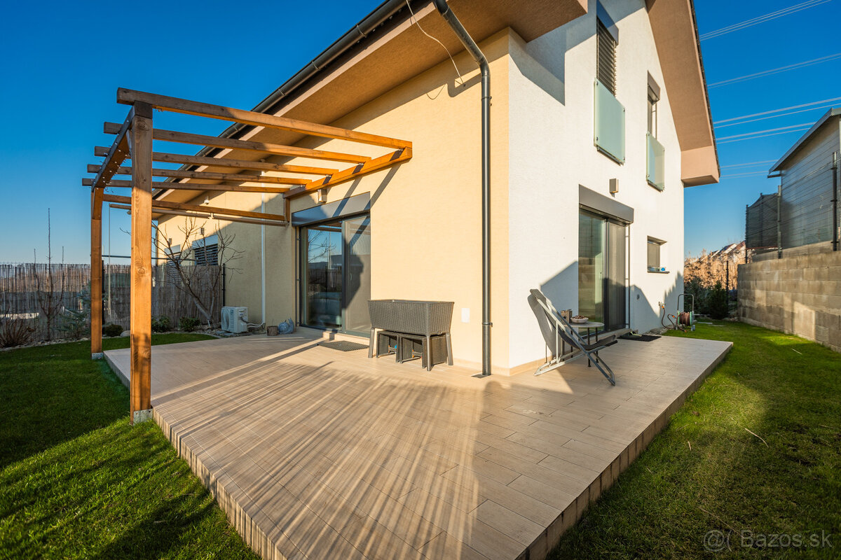 Na predaj priestranný 4-izbový dom v Stupave