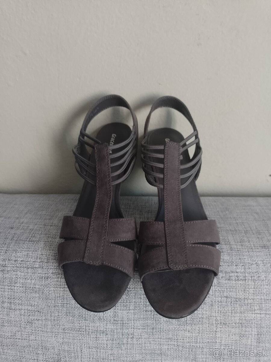 Nové sandále