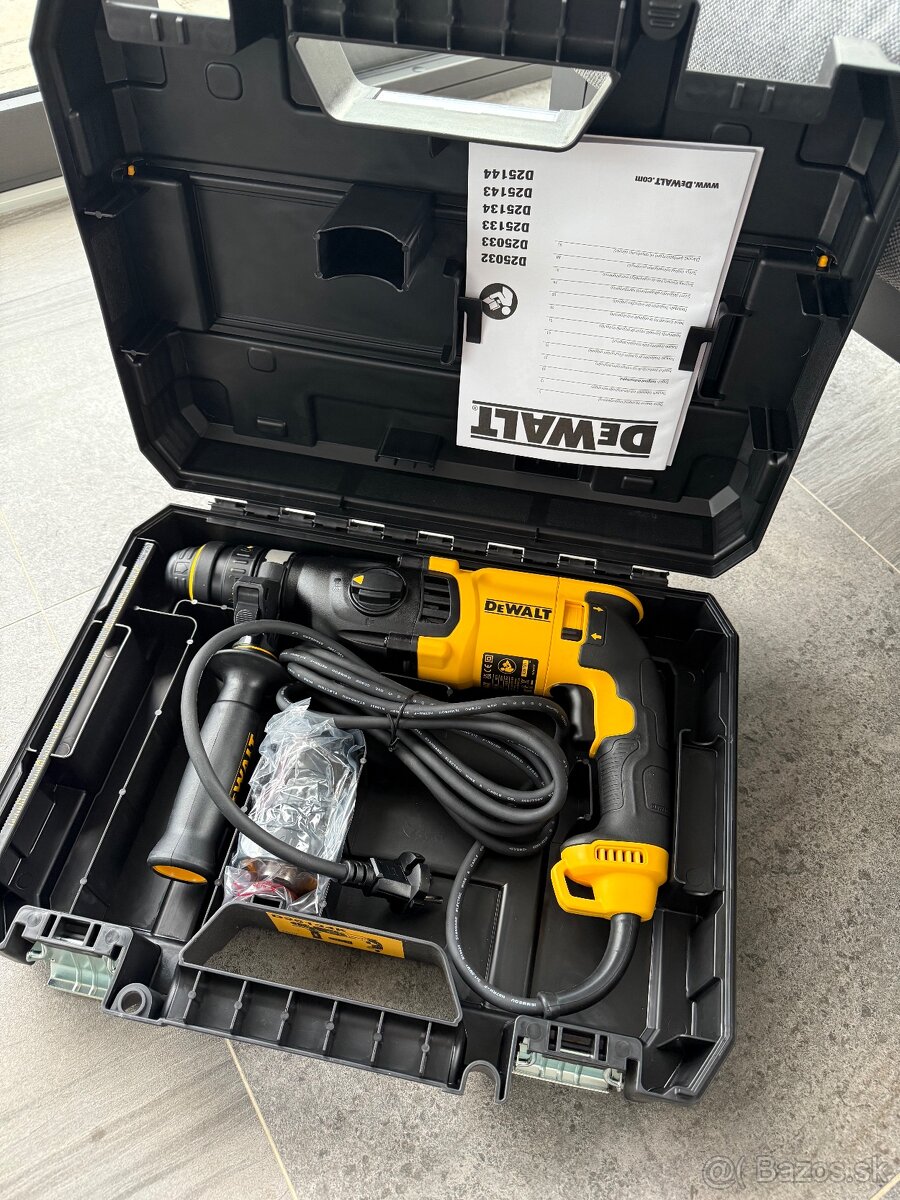 kladivo DeWalt D25134K