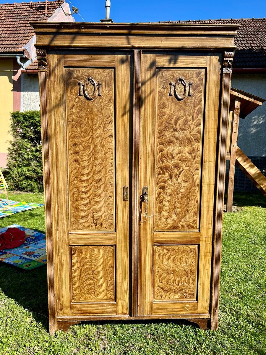 Starozitna skrina