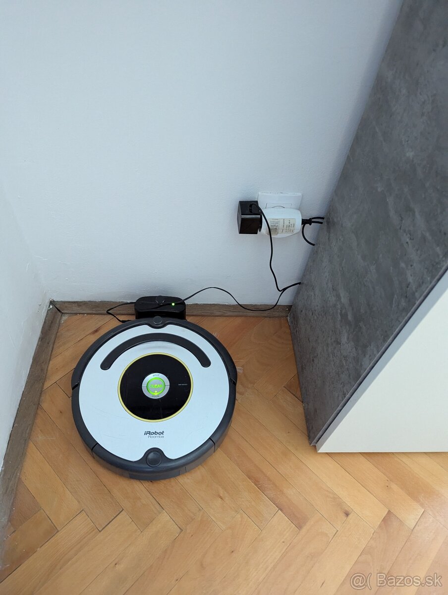 Robotický vysávač iRobot Roomba (funkčný, s nabíjačkou)