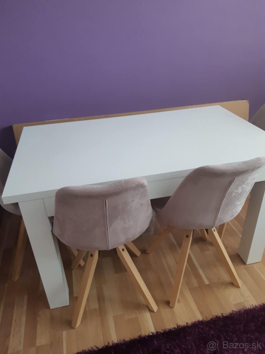Jedálenský stôl do stoličkami