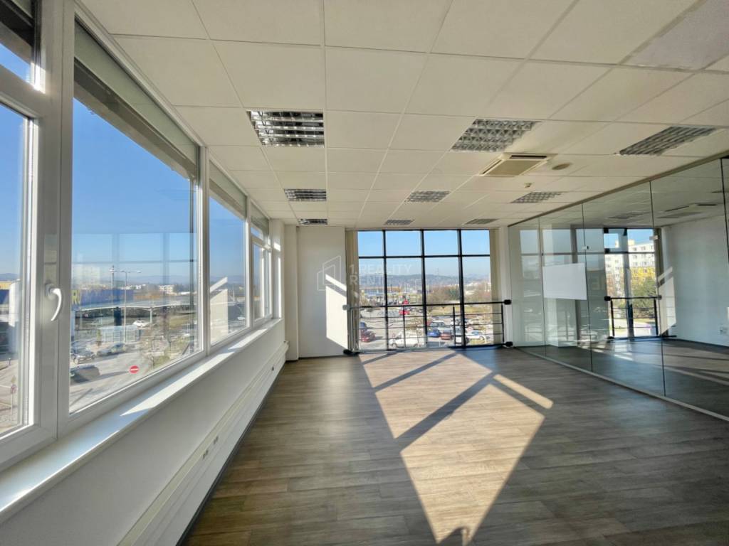 Na prenájom kancelárske priestory 1603 m2 v Living centre v