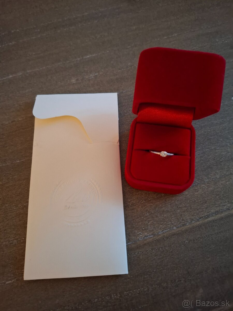 Zásnubný prsteň z bieleho zlata s certifikovaným diamantom