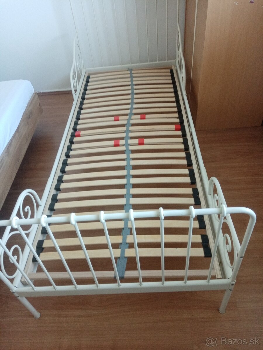 Biela kovová posteľ