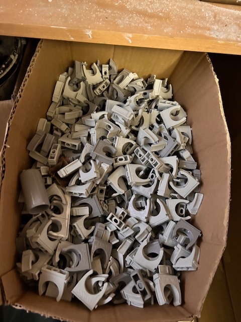 Plast uchyt na trubky