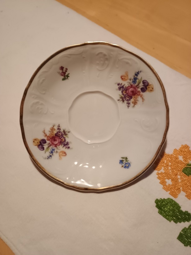 Porcelán - podšálky.