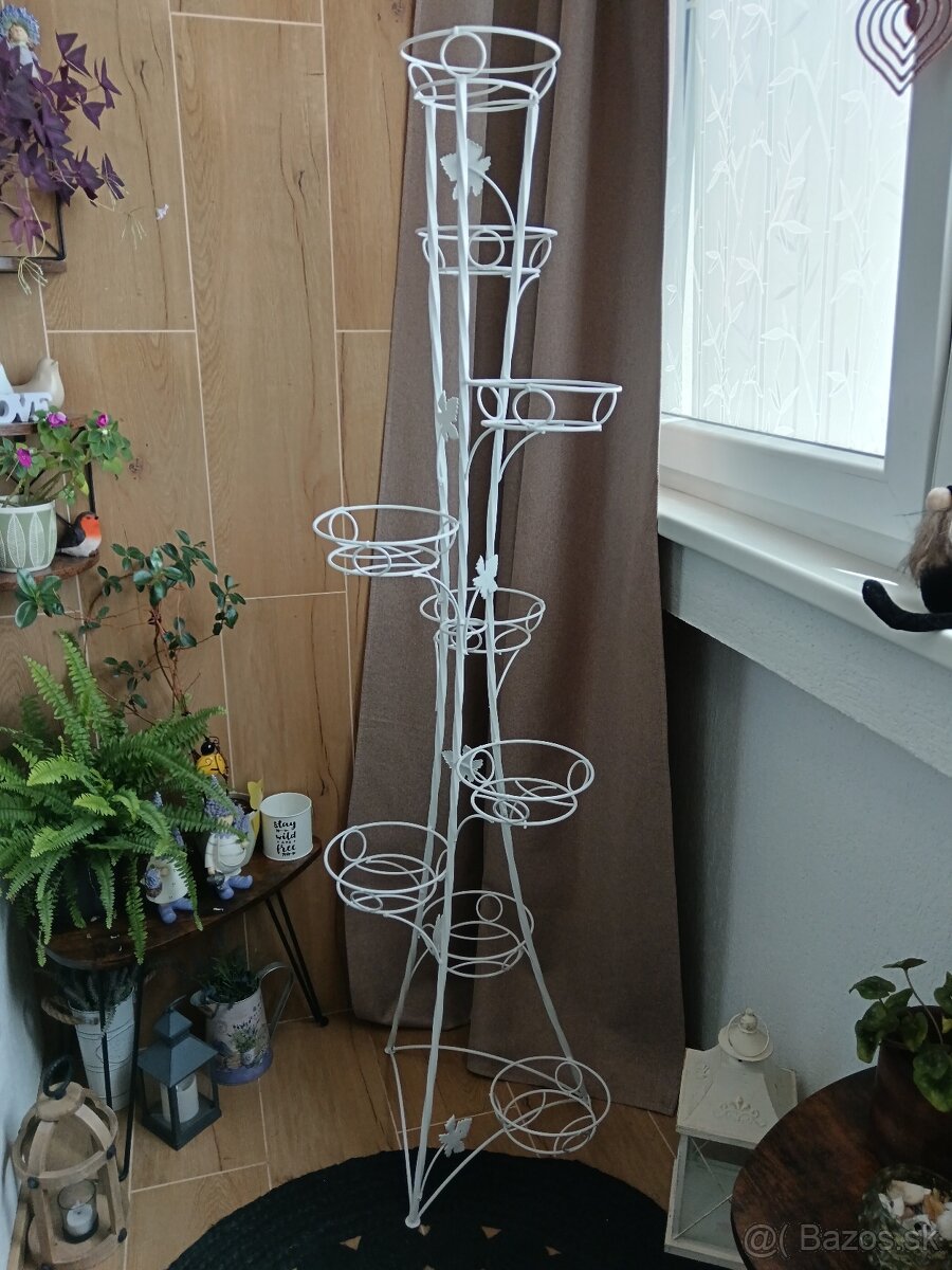 Kovovy stojan na rastliny