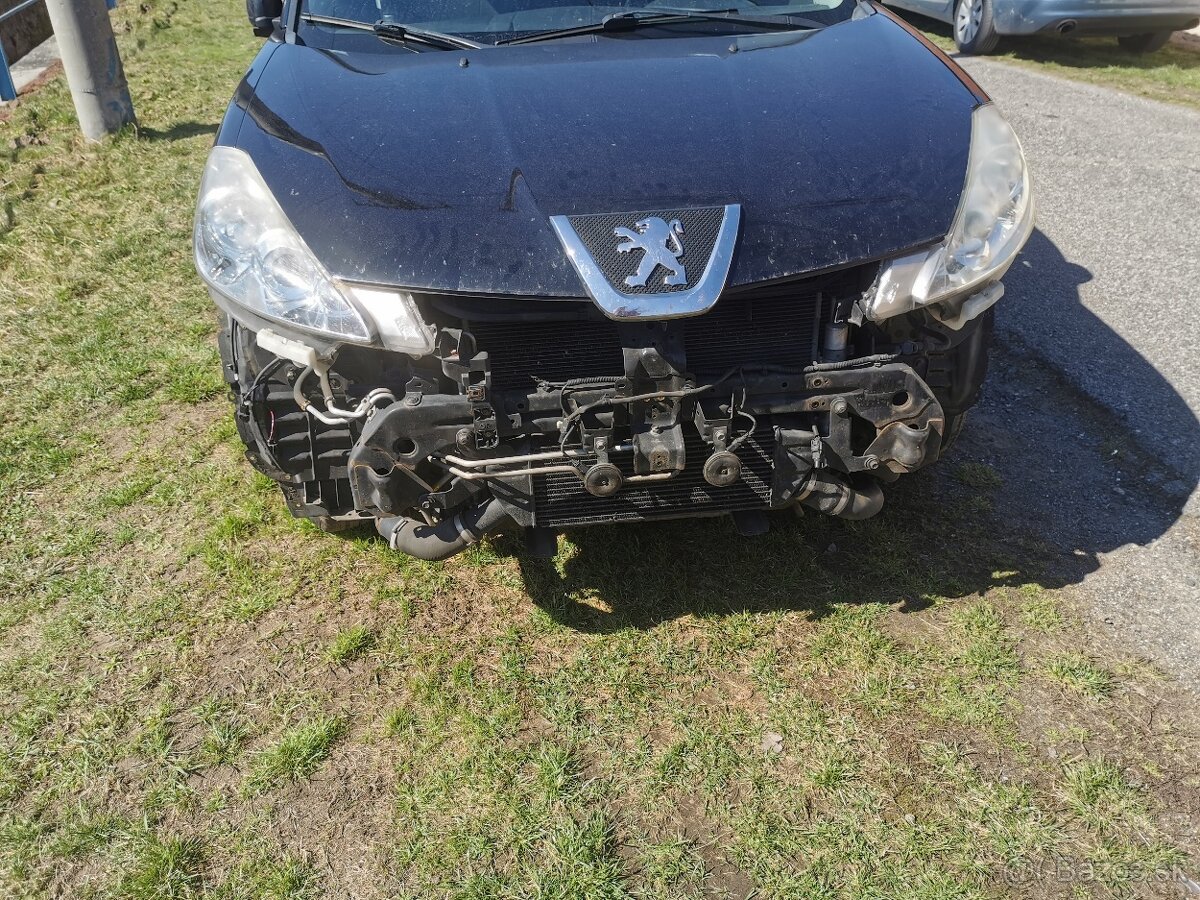 Predám peugeot 4007 na nahradne diely