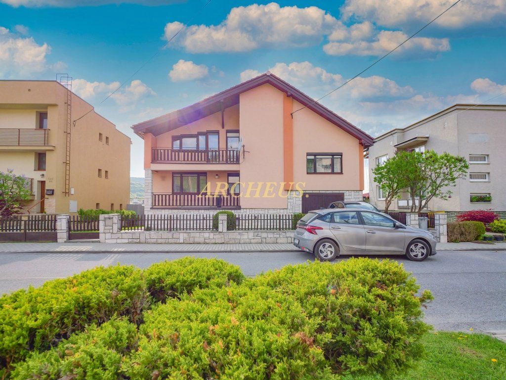 ÚTULNÝ RODINNÝ DOM S GARÁŽOU, POZEMOK 781m2, SVIDNÍK