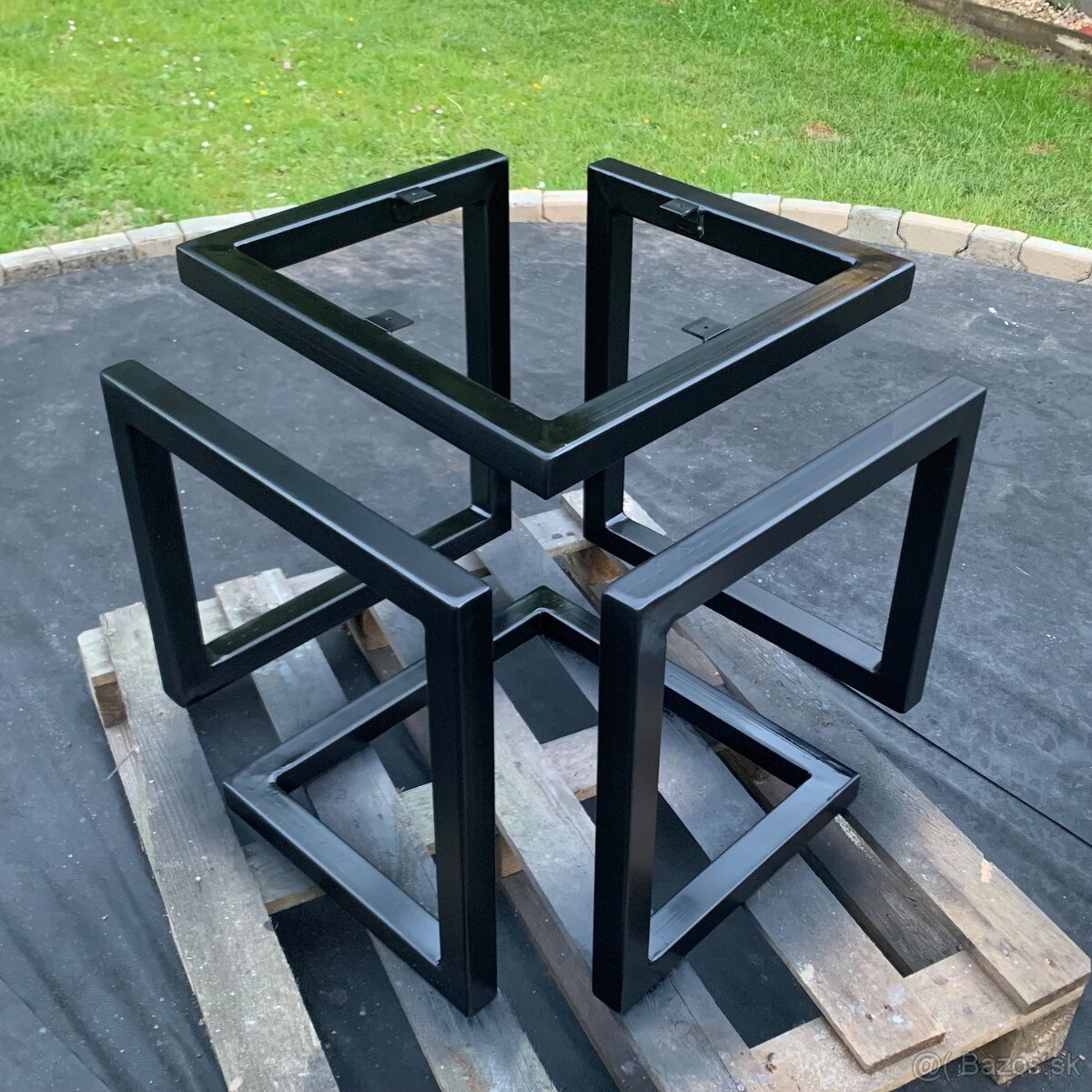 Stolík “ Infinity cube “