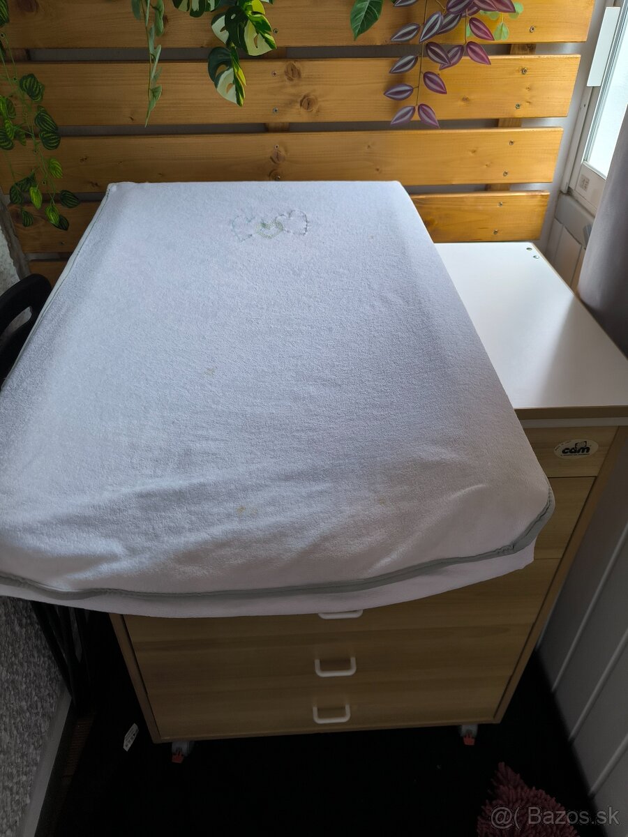 Skrinka s prebaľovacím pultom a vaničkou