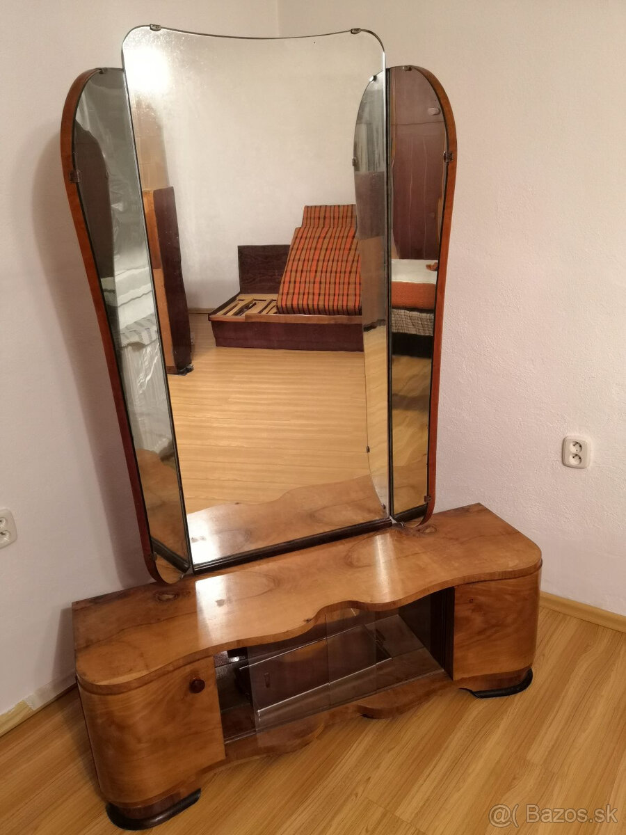 Starožitná toaletná zrkadlová skriňa z masívu
