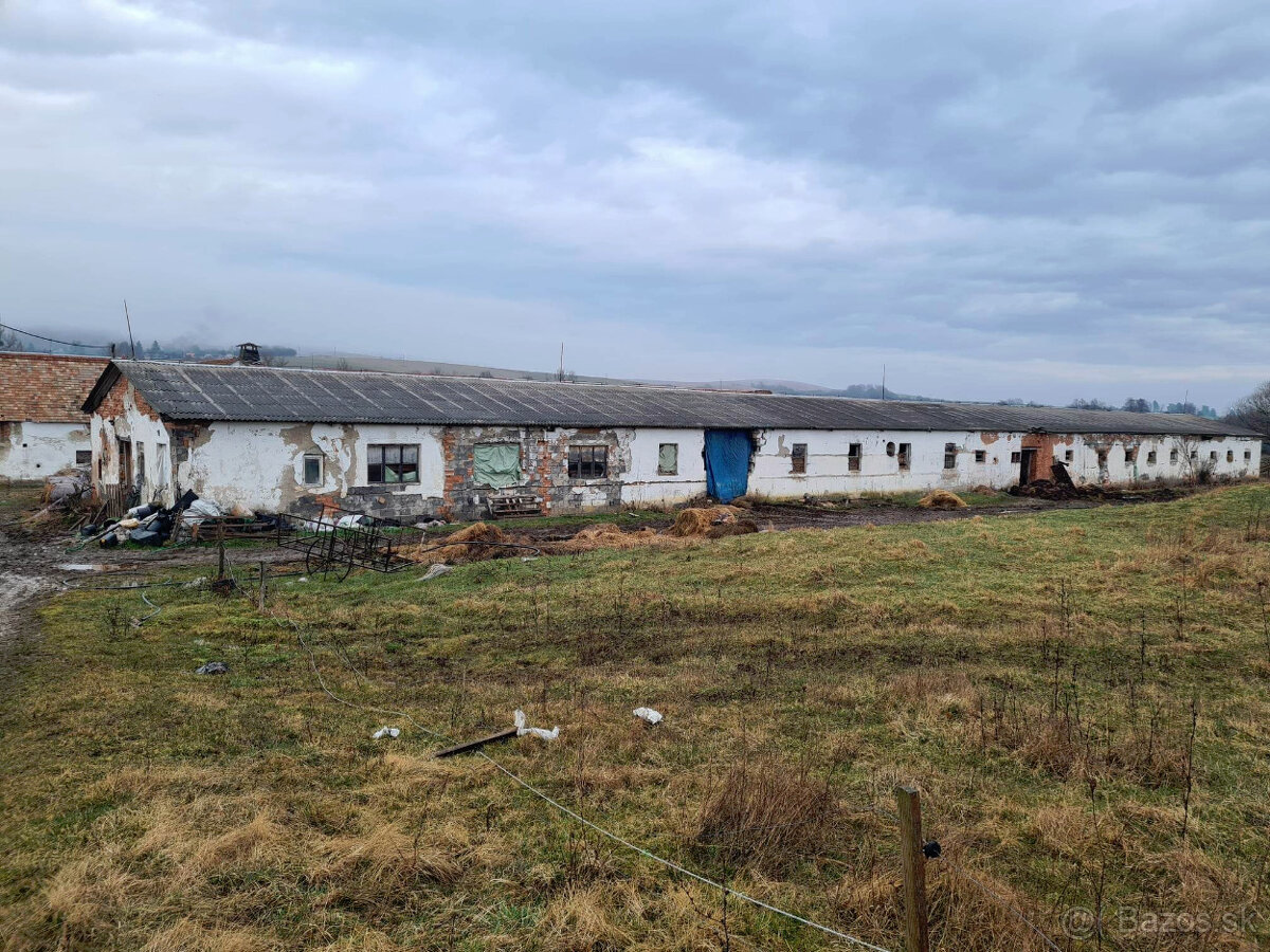 Ponúkame hospodárske budovy obci Chvalová.