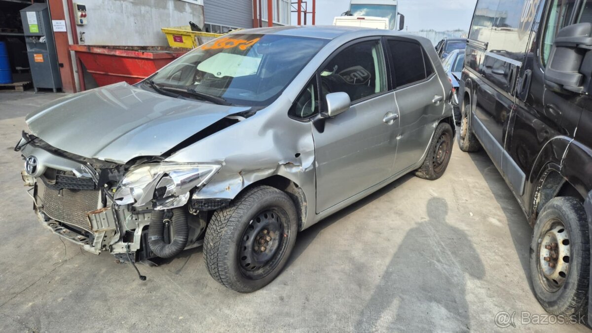 Toyota Auris 1,6i 91kw kód: 1ZR-FE