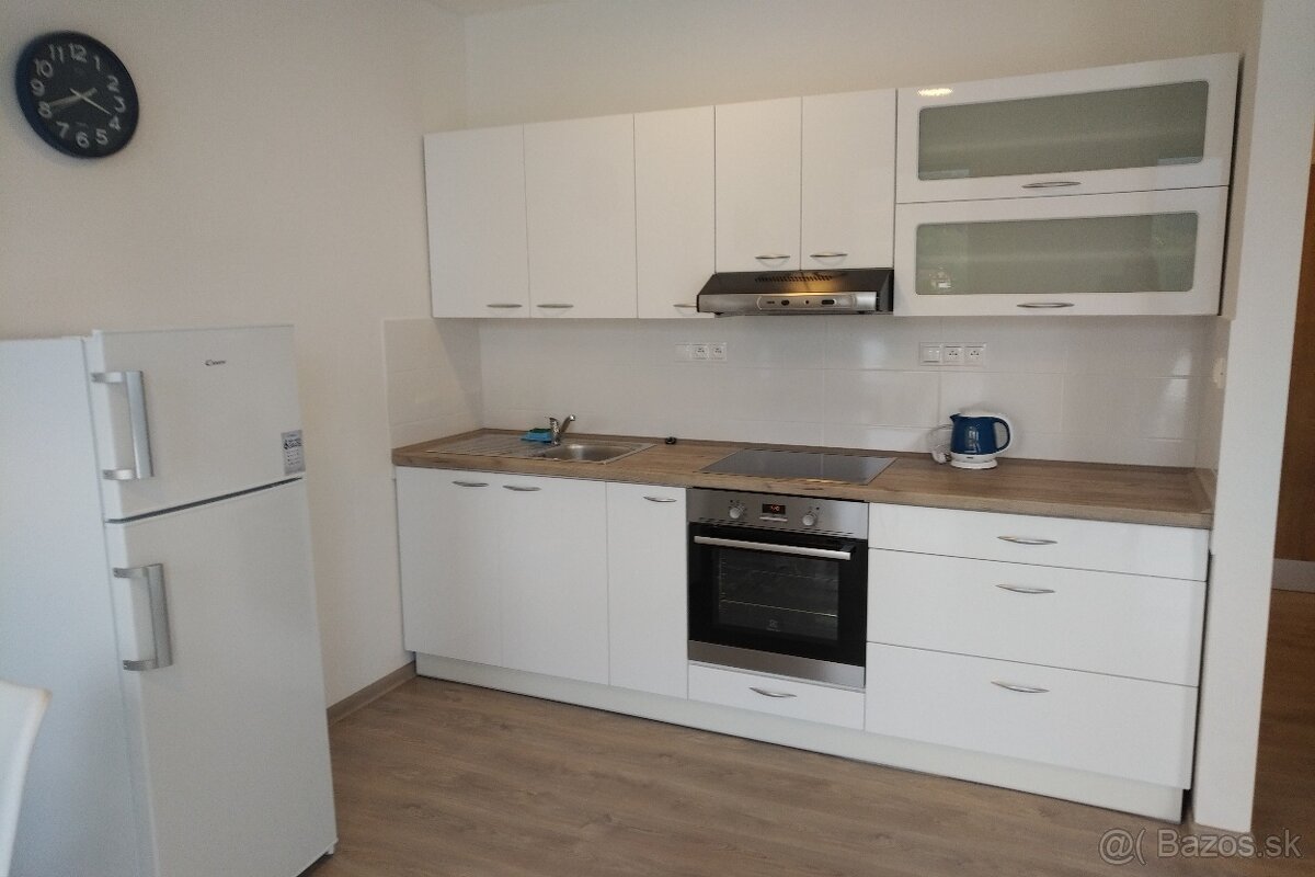 Prenajmem kompletne zariadený 1.izb. byt v CENTRE PB