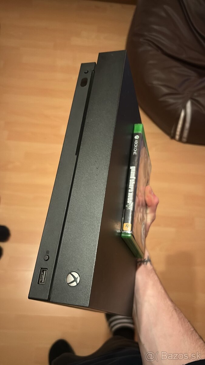 Xbox One X 2x ovládač a gta 5