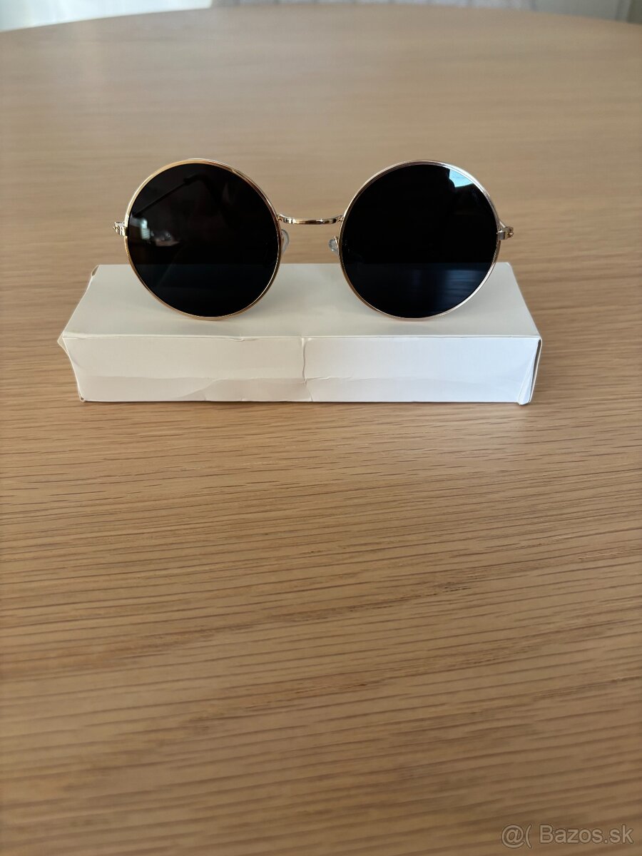 Krásne okrúhle slnečné okuliare