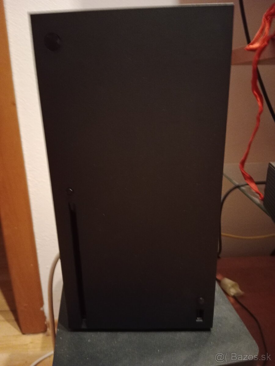 Predám Xbox Series X so zárukou a hrami