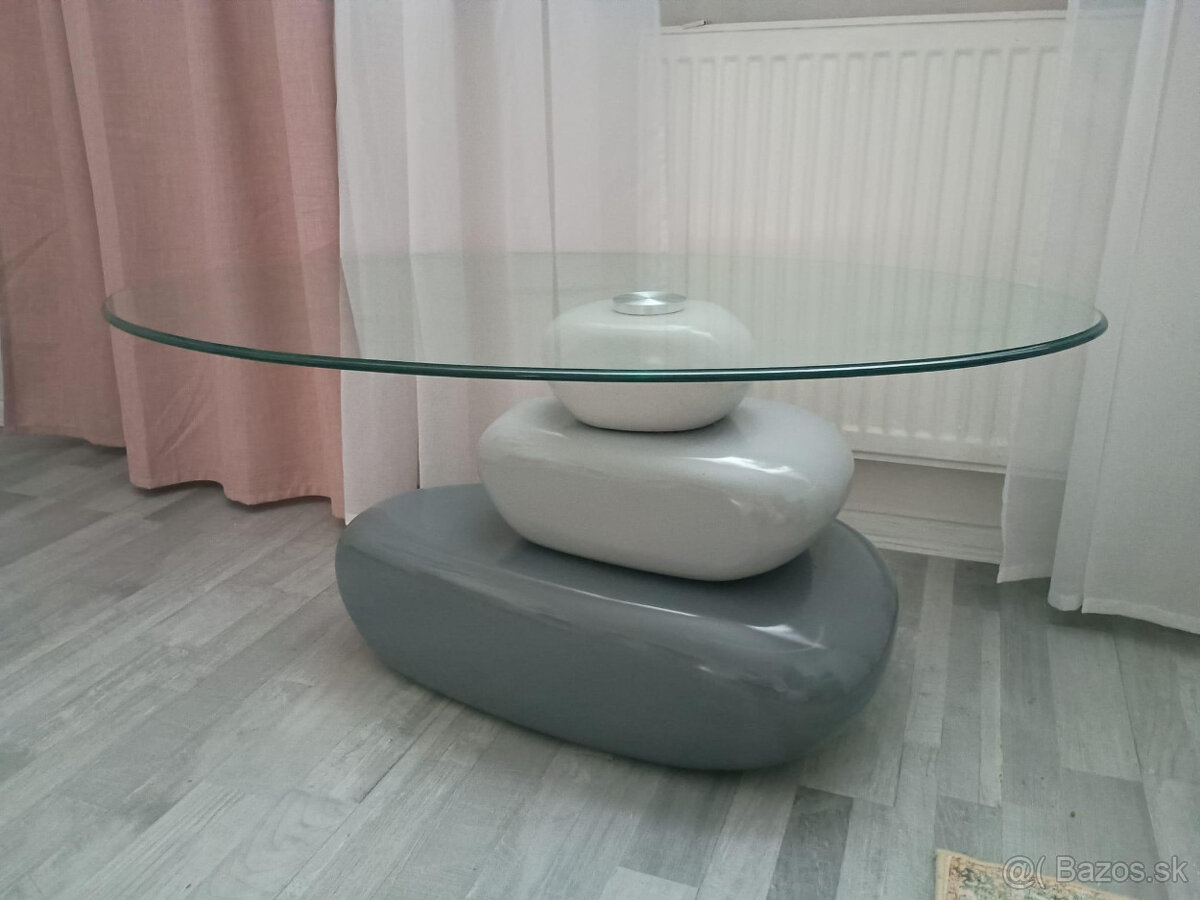 Sklenený konferenčný stolík