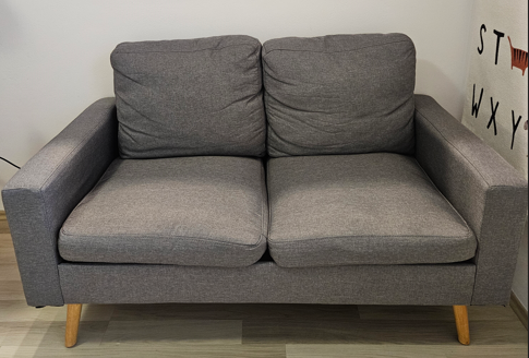 Šedá pohovka 132x76x83cm (rezervovaná)