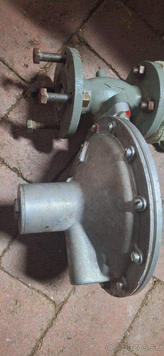 Regulator tlaku