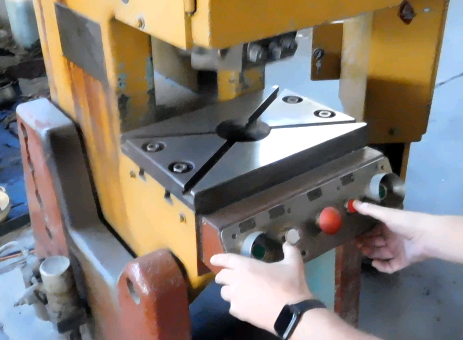 Výstredníkový lis KD 2322